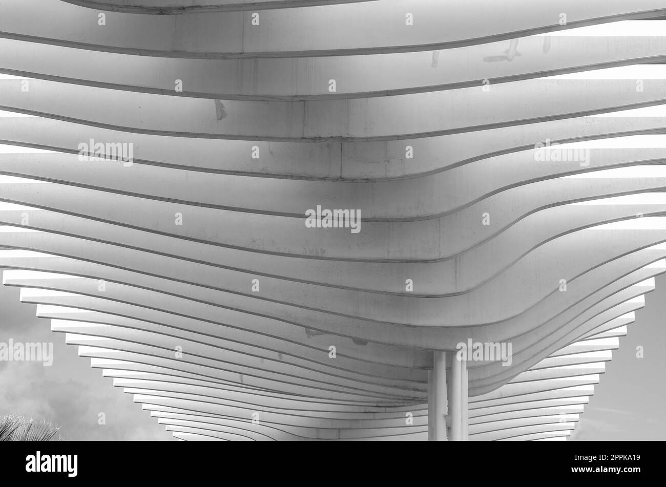 MALAGA, SPAGNA - 12 OTTOBRE 2021: Architettura moderna, dettaglio della pergola sul lungomare di Malaga, Spagna, inaugurata nel 2011. Immagine in bianco e nero Foto Stock