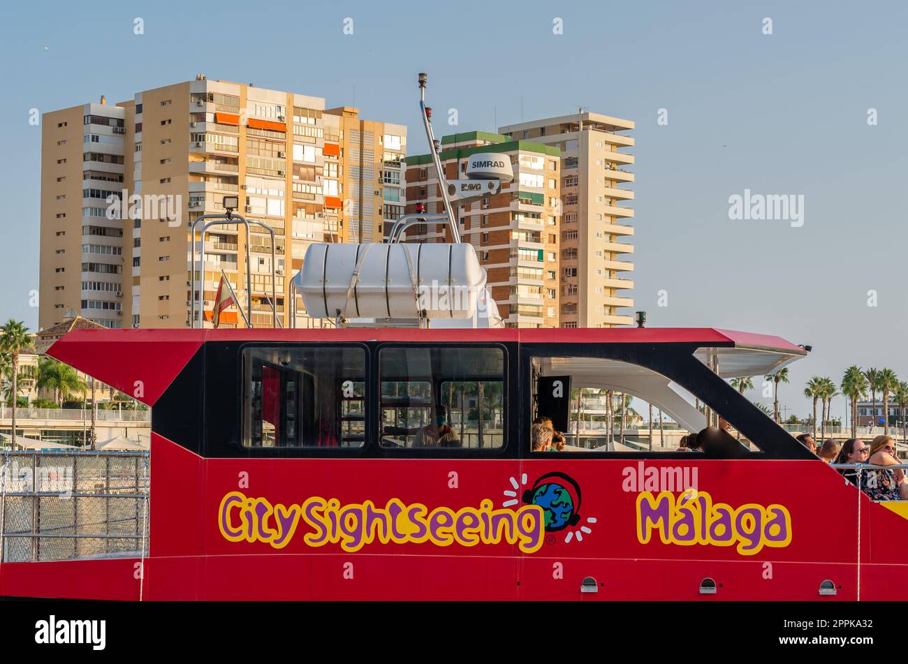 MALAGA, SPAGNA - 12 OTTOBRE 2021: Giro turistico della città in barca nel porto di Malaga, Spagna Foto Stock