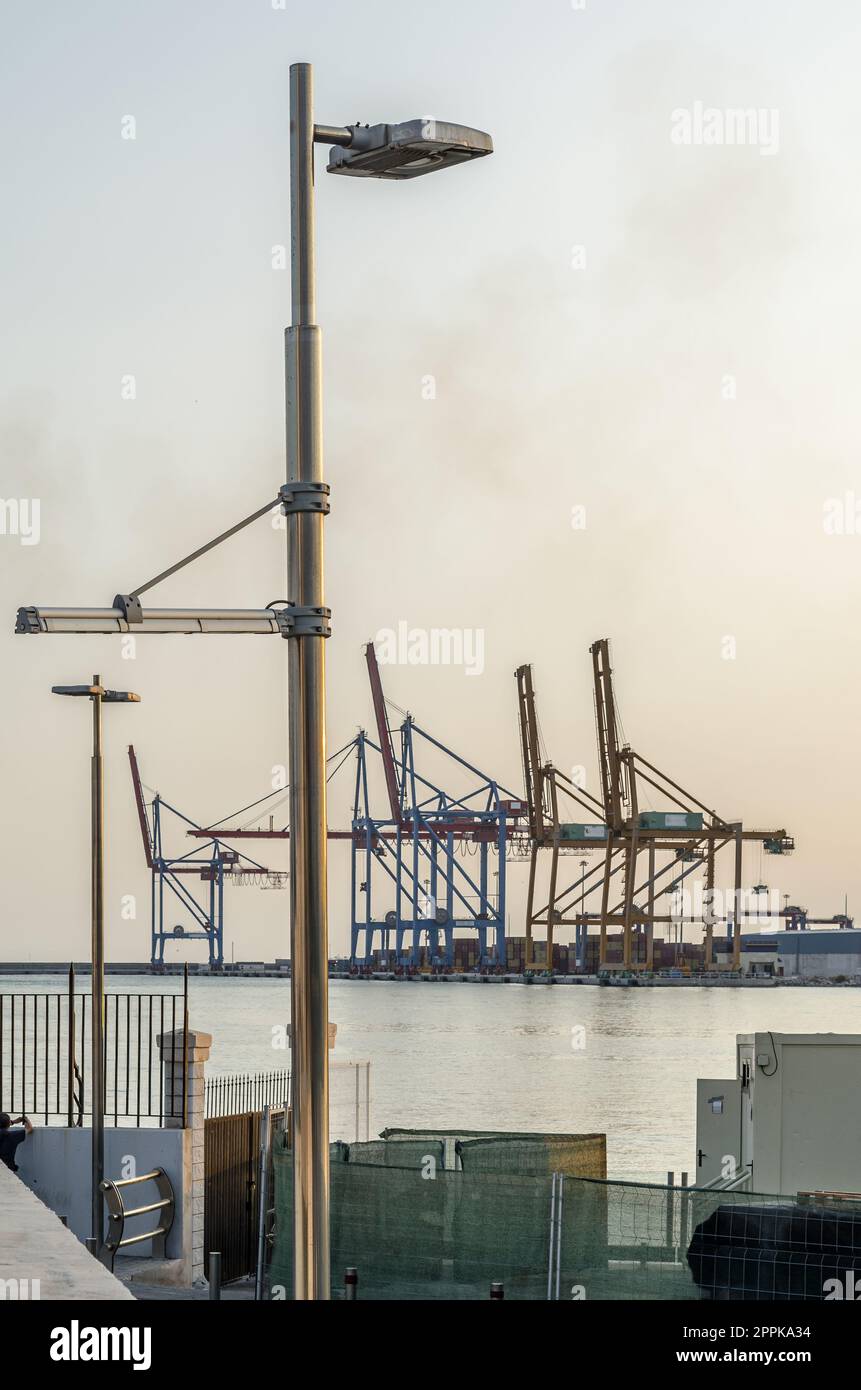 Vista del porto industriale di Malaga, Spagna Foto Stock