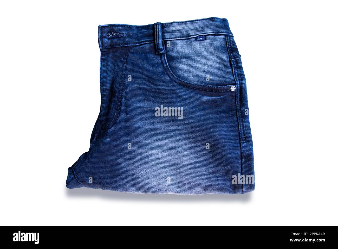pantaloni jeans blu ripiegato isolato sfondo bianco Foto Stock