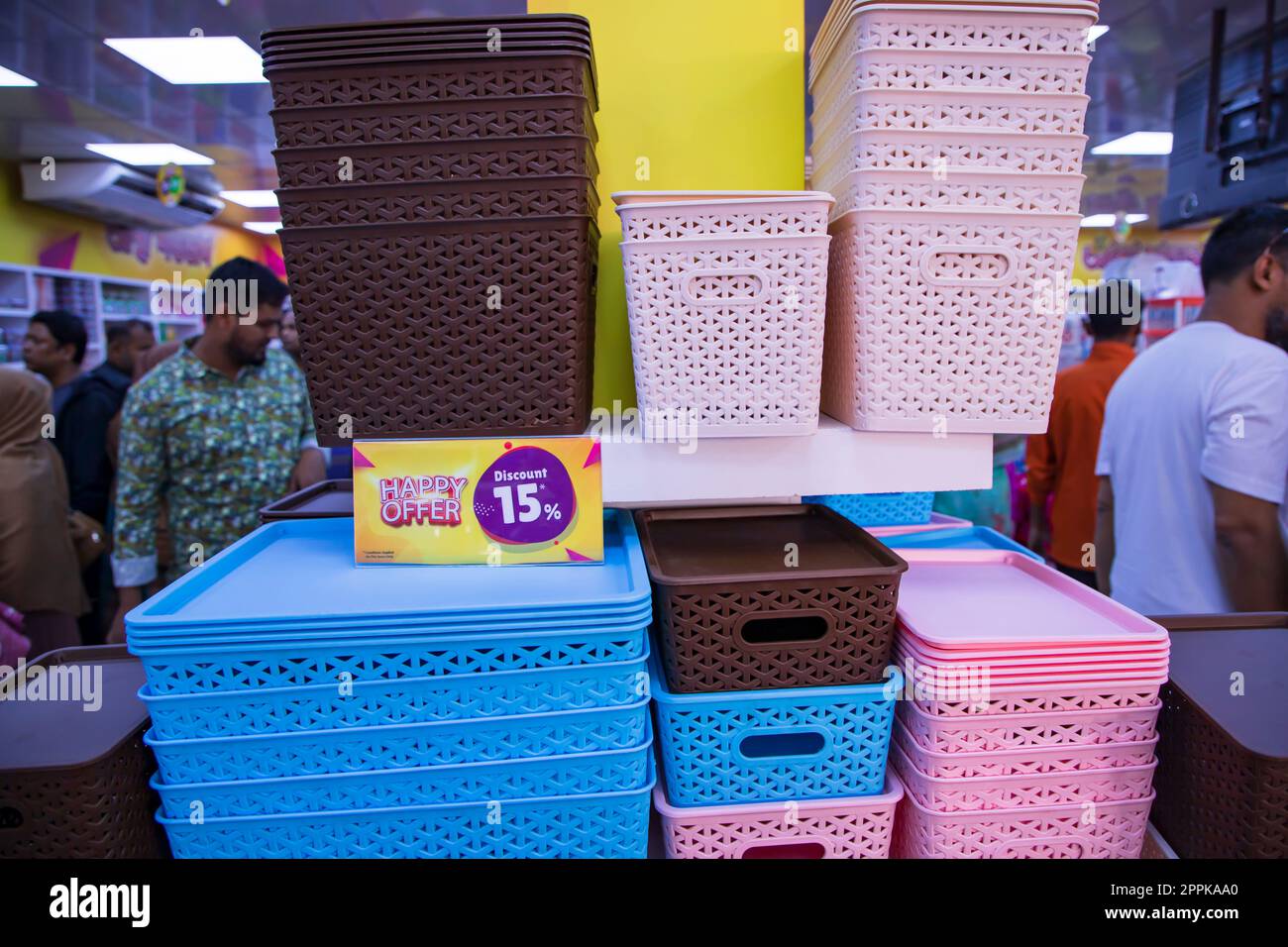 Cestini colorati in plastica per la vendita in un mercato Foto Stock