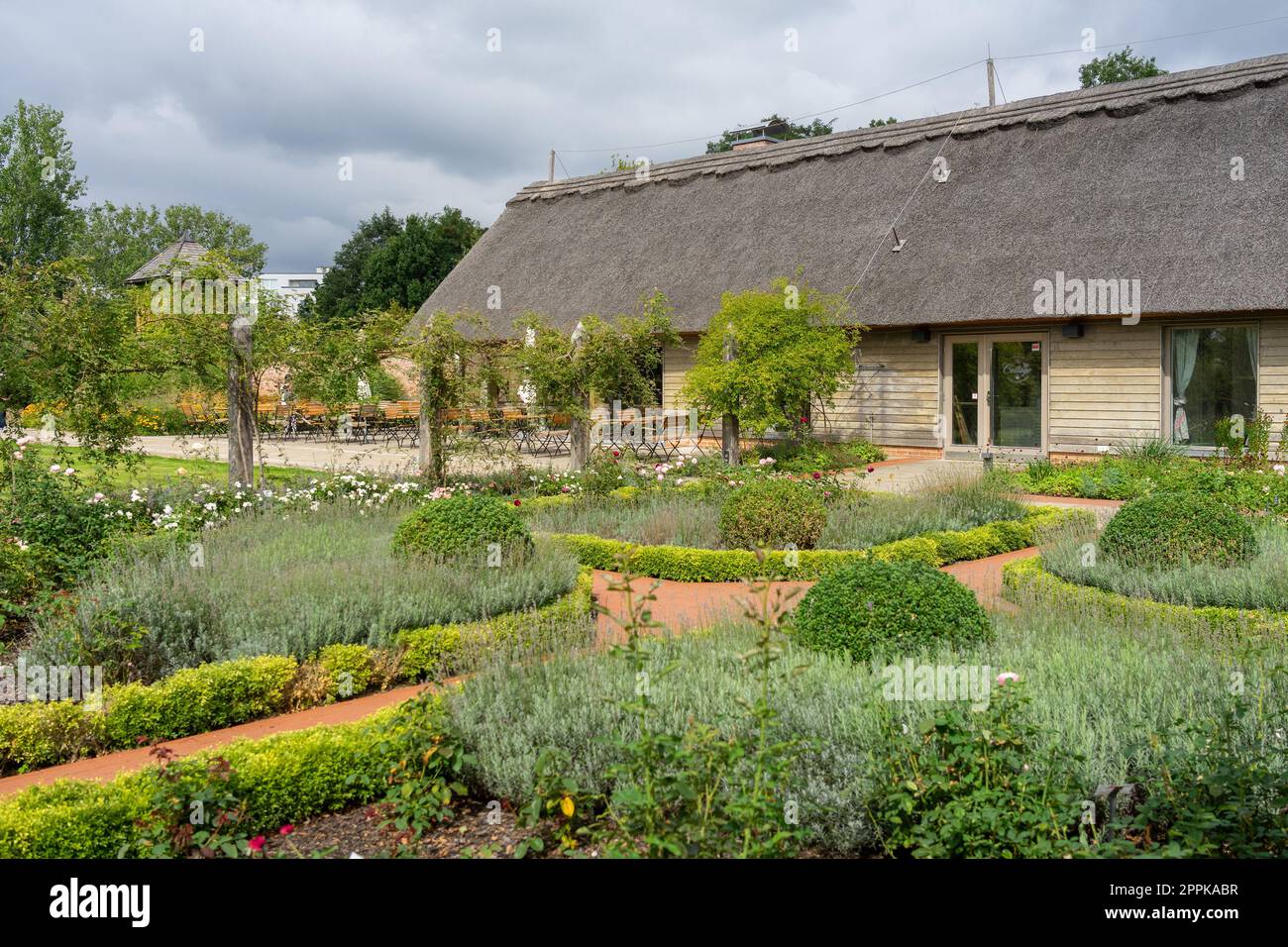 Giardino tradizionale in stile inglese. Foto Stock