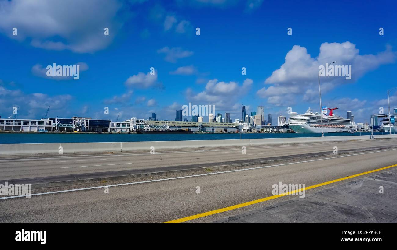 Porto di Miami con navi da crociera. Miami è un porto importante negli Stati Uniti per le navi da crociera. Foto Stock