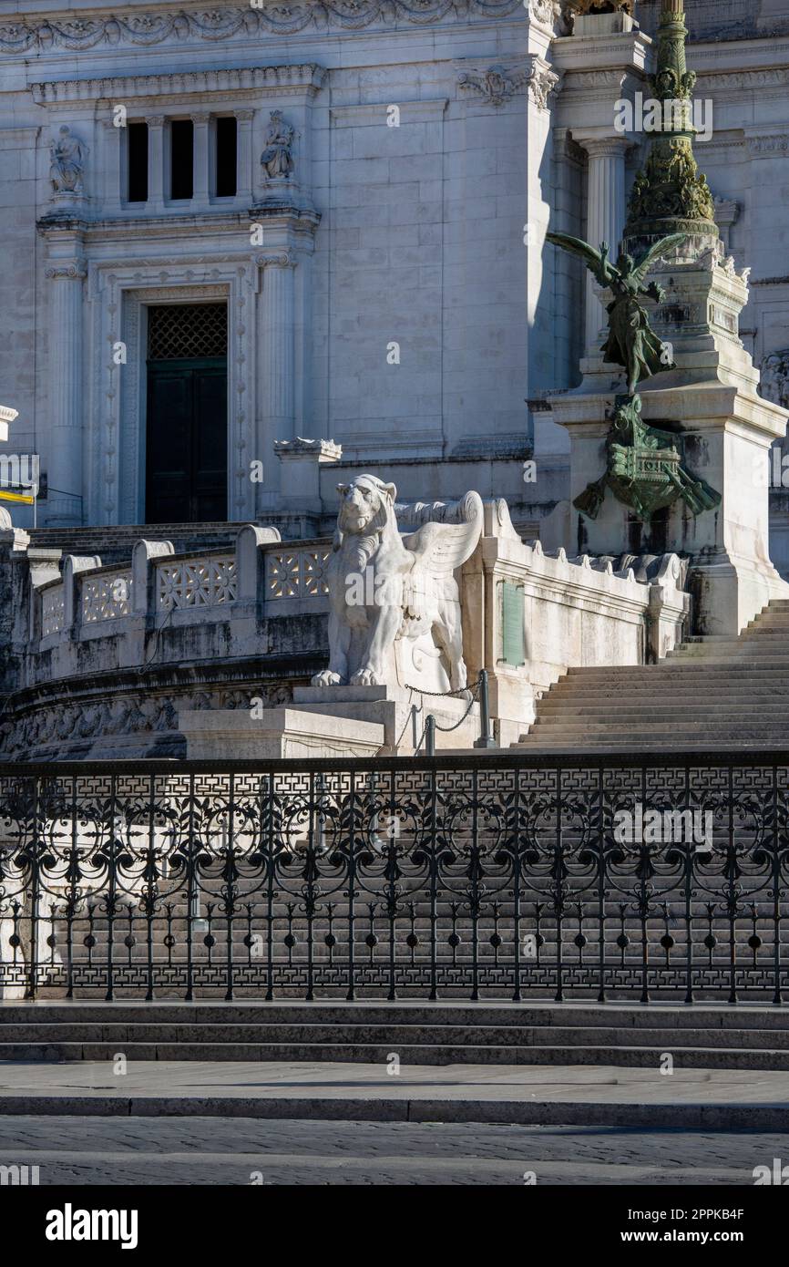 Statua del leone alato ai margini del monumento a Vittorio Emanuele II in Piazza Veneta, Roma, Italia. Foto Stock