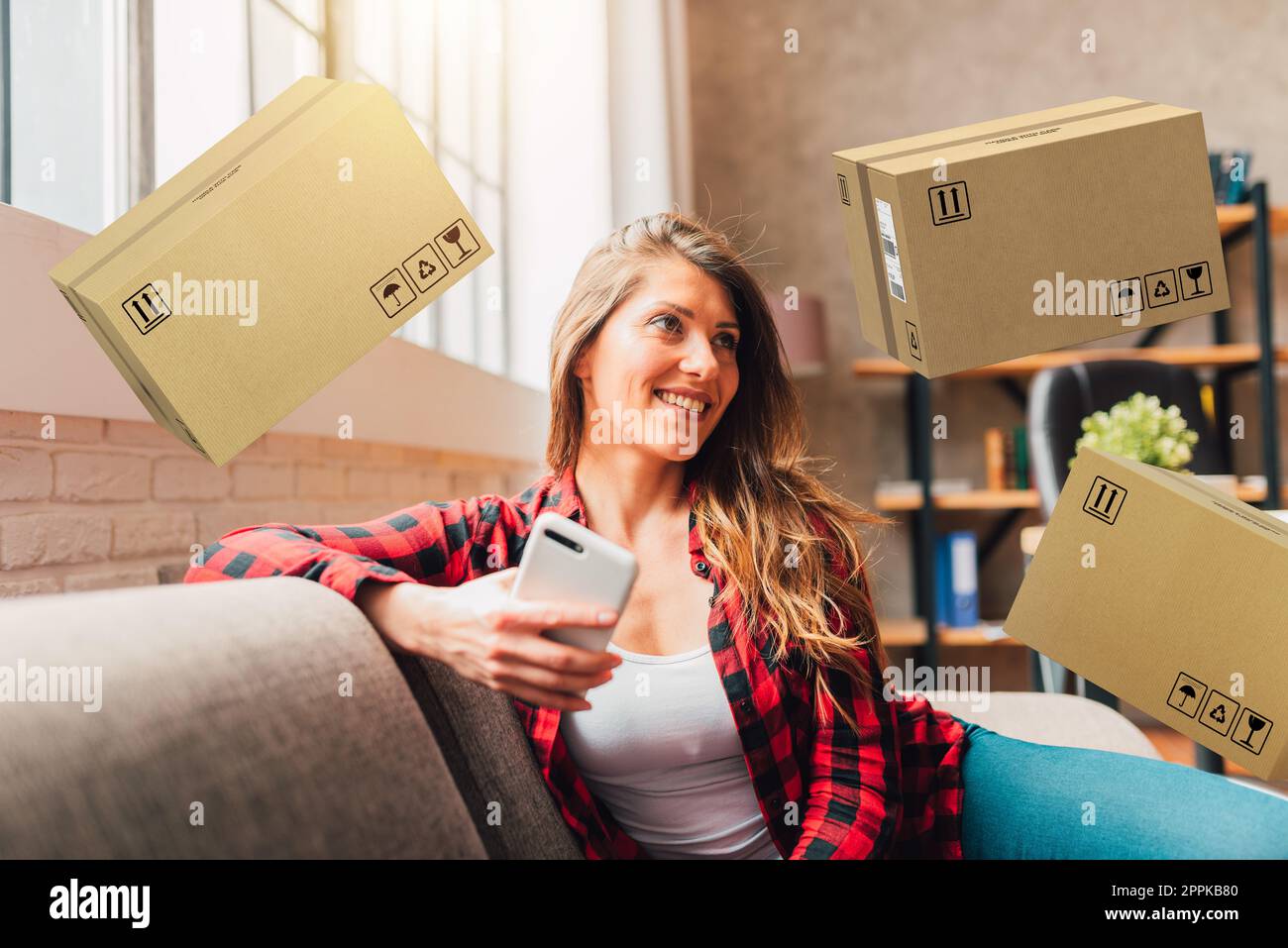 La donna fa lo shopping attraverso il negozio in linea di e-commercio, concetto di consegna rapida Foto Stock