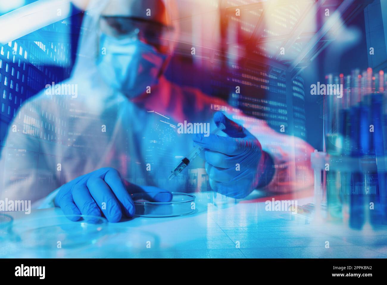 Il medico di laboratorio analizza i campioni per la ricerca scientifica Foto Stock