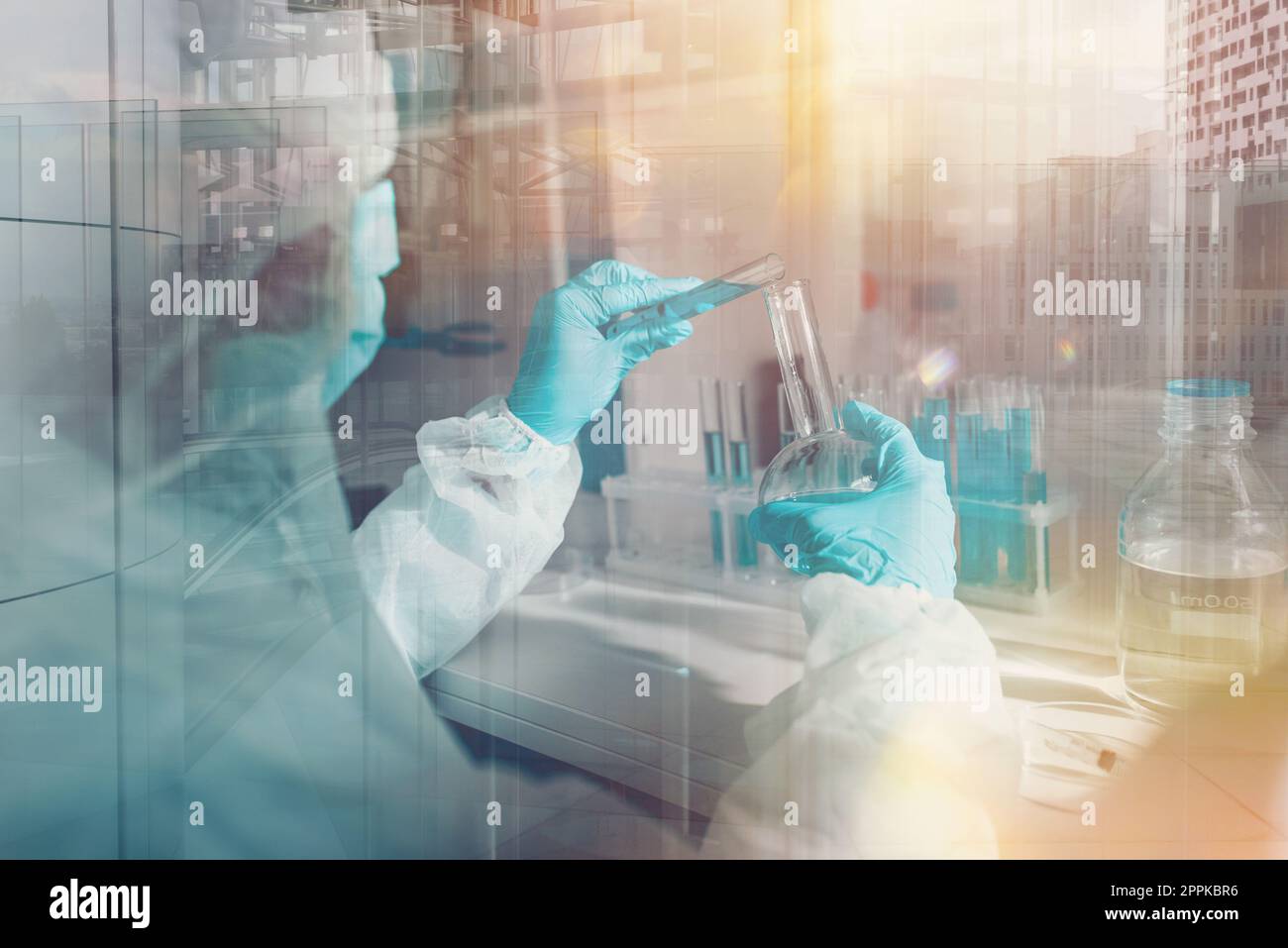 Il medico di laboratorio analizza i campioni per la ricerca scientifica Foto Stock