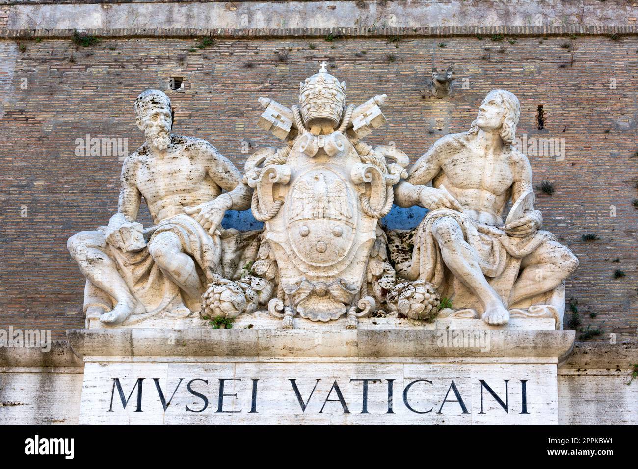 Ingresso principale ai Musei Vaticani, portale decorativo con lo stemma e le sculture del Vaticano, Vaticano, Roma, Italia. Foto Stock