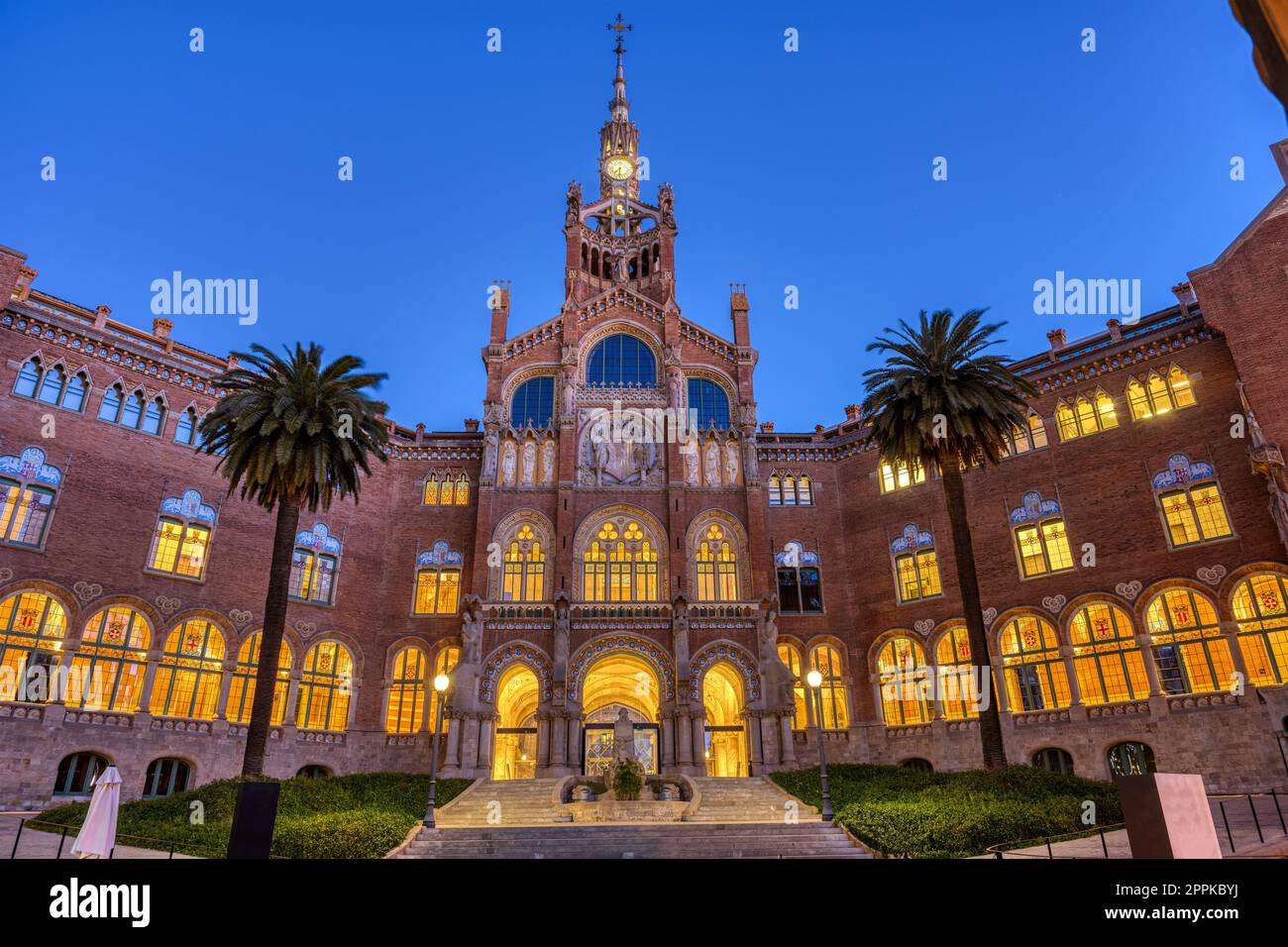 Il bellissimo Hospital De la Santa Creu i Sant Pau a Barcellona all'alba Foto Stock