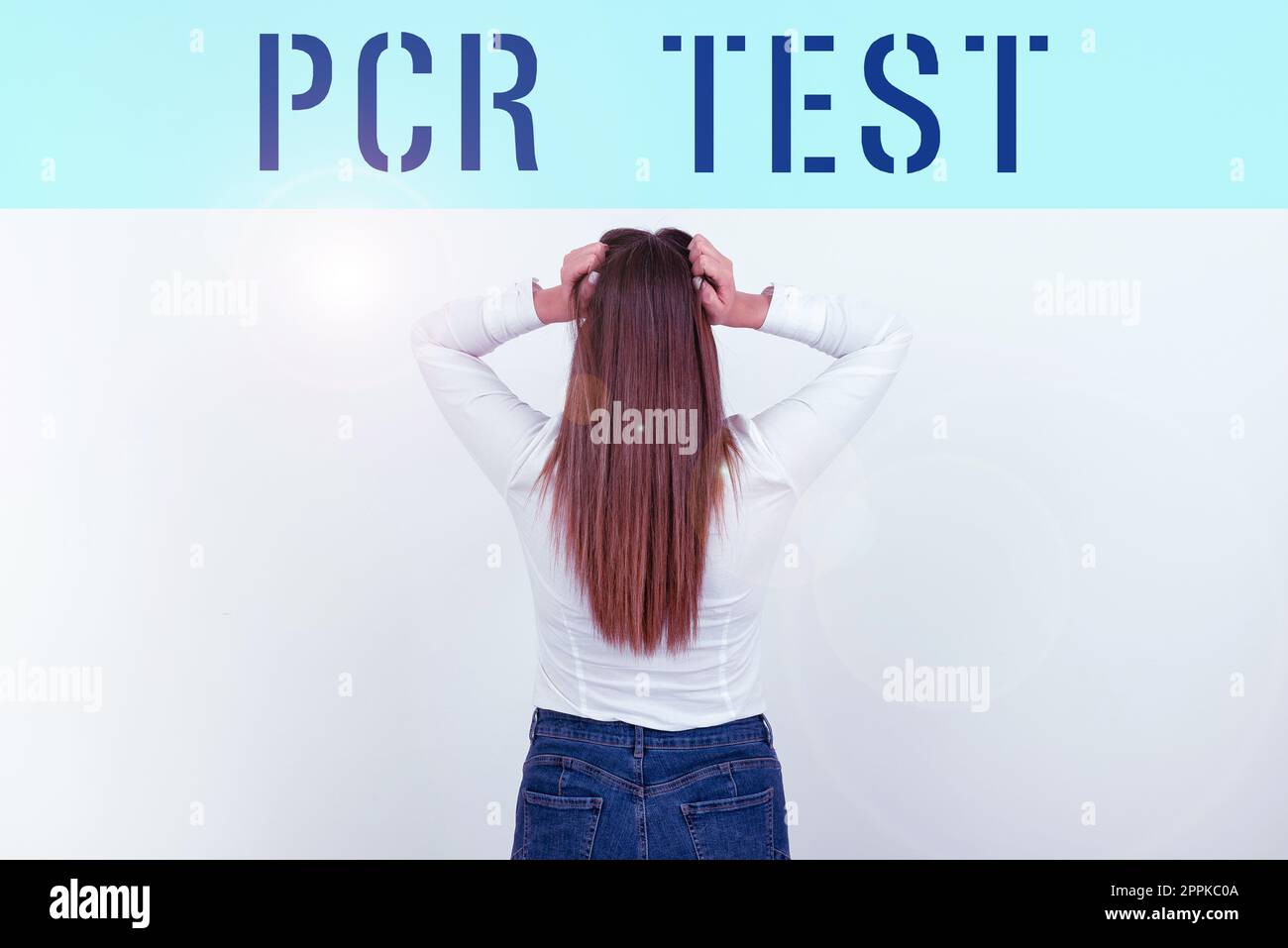 Test PCR con segno di scrittura a mano. Concetto che significa rilevamento qualitativo del genoma virale all'interno del breve sequeunce di DNA Foto Stock