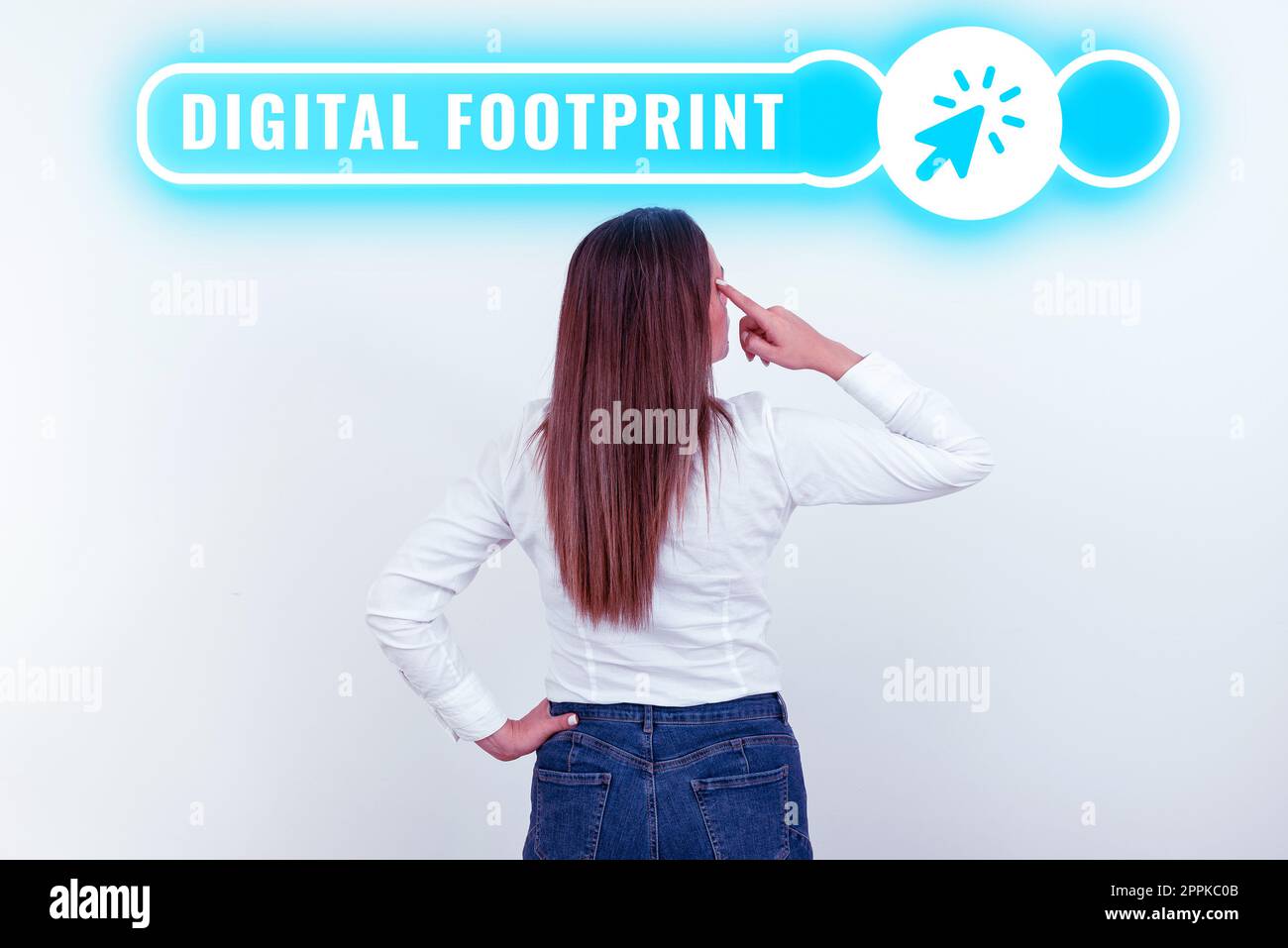 Simbolo di testo che mostra il footprint digitale. Word for utilizza la tecnologia digitale per gestire il processo di produzione Foto Stock