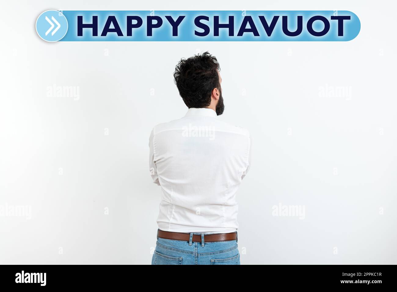 Cartello di testo che mostra Happy Shavuot. Foto concettuale festa ebraica commemorativa della rivelazione dei dieci Comandamenti Foto Stock
