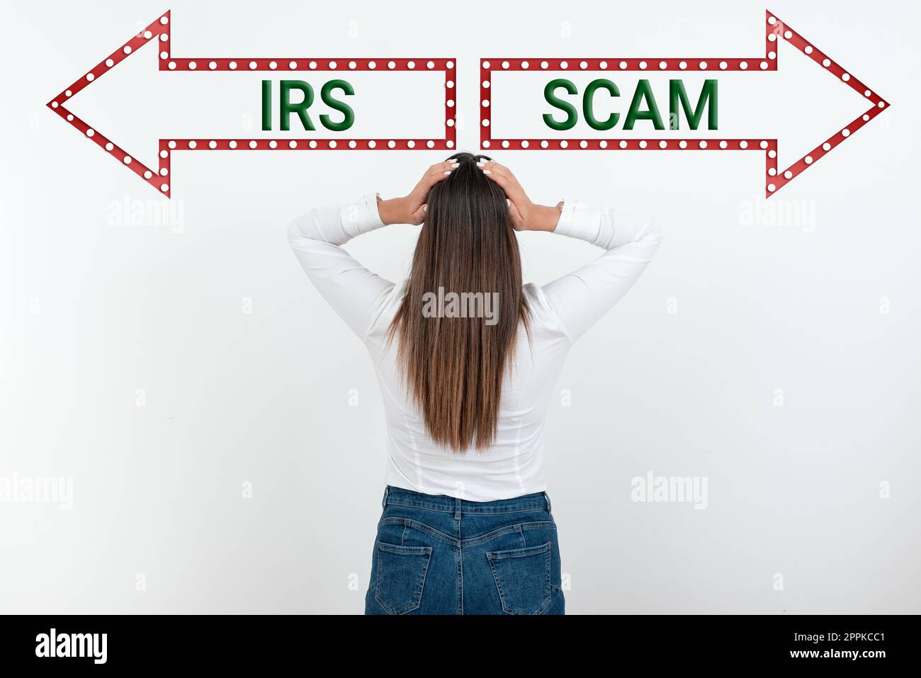 Didascalia di testo con truffa IRS. Concetto che significa contribuenti mirati fingendo di essere un servizio di reddito interno Foto Stock