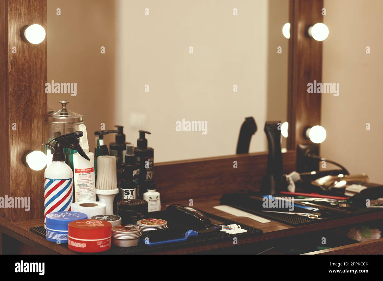Dnipro, Ucraina, 7 ottobre 2022: Barbiere, prodotti per la cura dei capelli e della barba per gli uomini Foto Stock