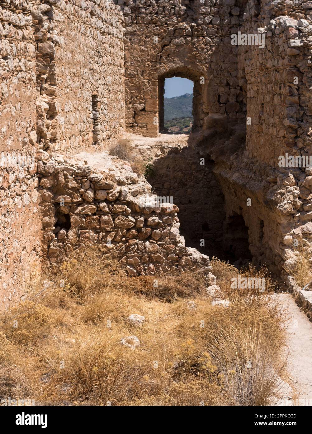 Rovine del castello di Kritinia sulla riva del Mar Mediterraneo Foto Stock