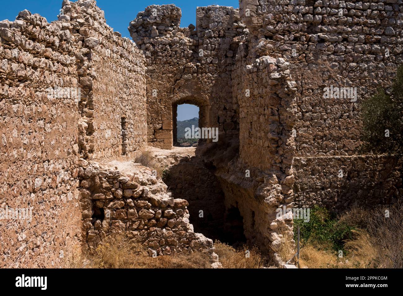 Rovine del castello di Kritinia sulla riva del Mar Mediterraneo Foto Stock