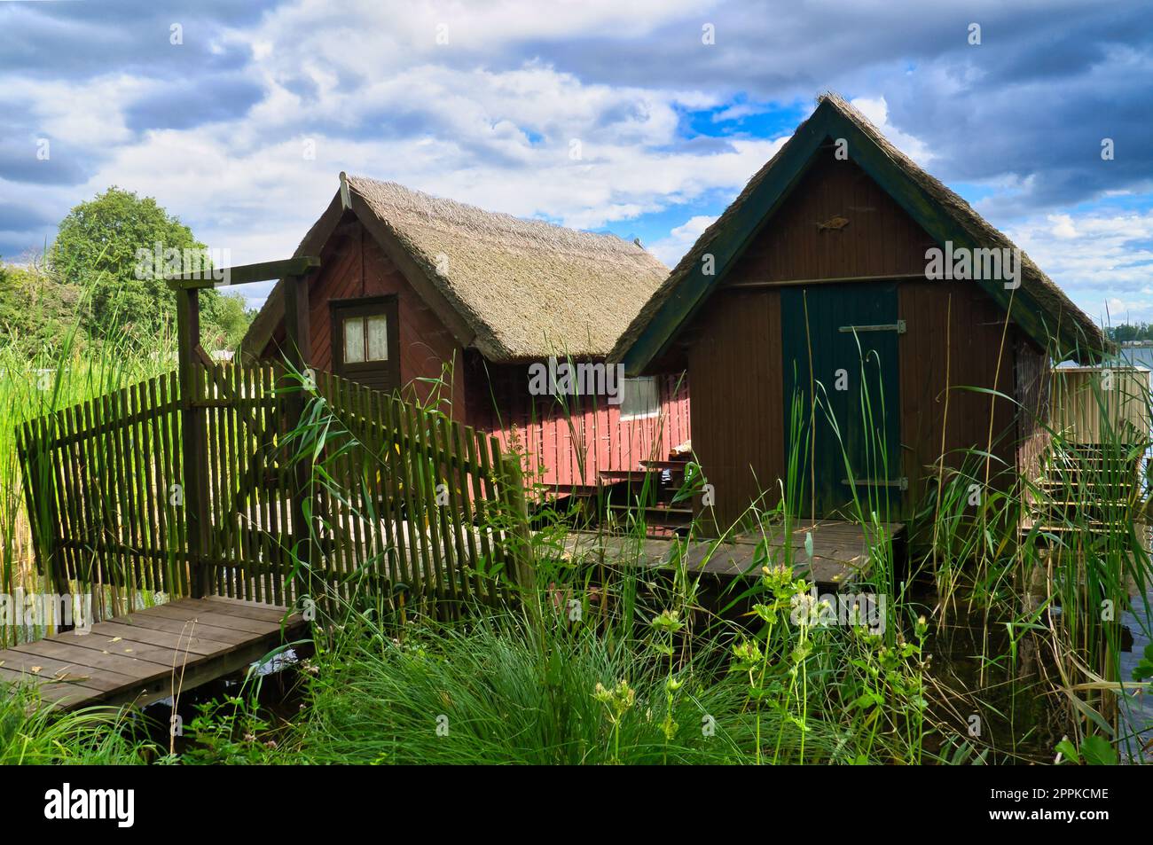 Lodge di pesca sul lago vicino a Cracovia sul lago. Pesca nelle acque interne. Tetto di vite sulla casa Foto Stock