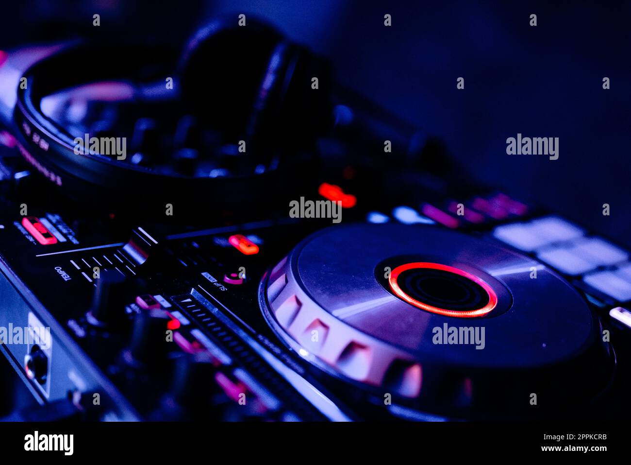 Dj Mixing Music Track On Festival. DJ mescola la traccia Foto Stock