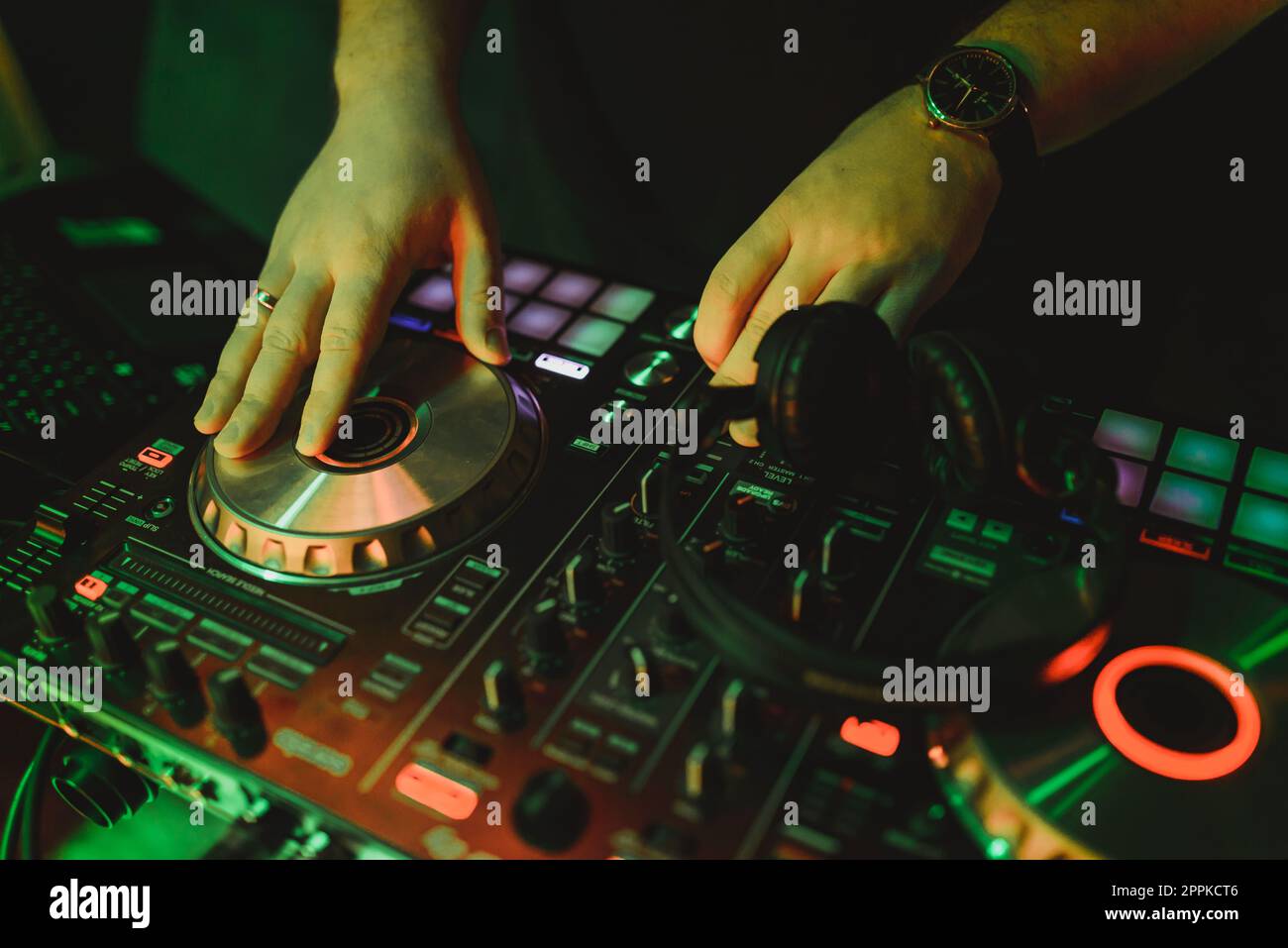 Mix da Dj la via in discoteca a una festa Foto Stock