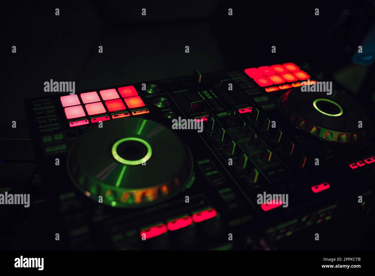 Mix da Dj la via in discoteca a una festa Foto Stock