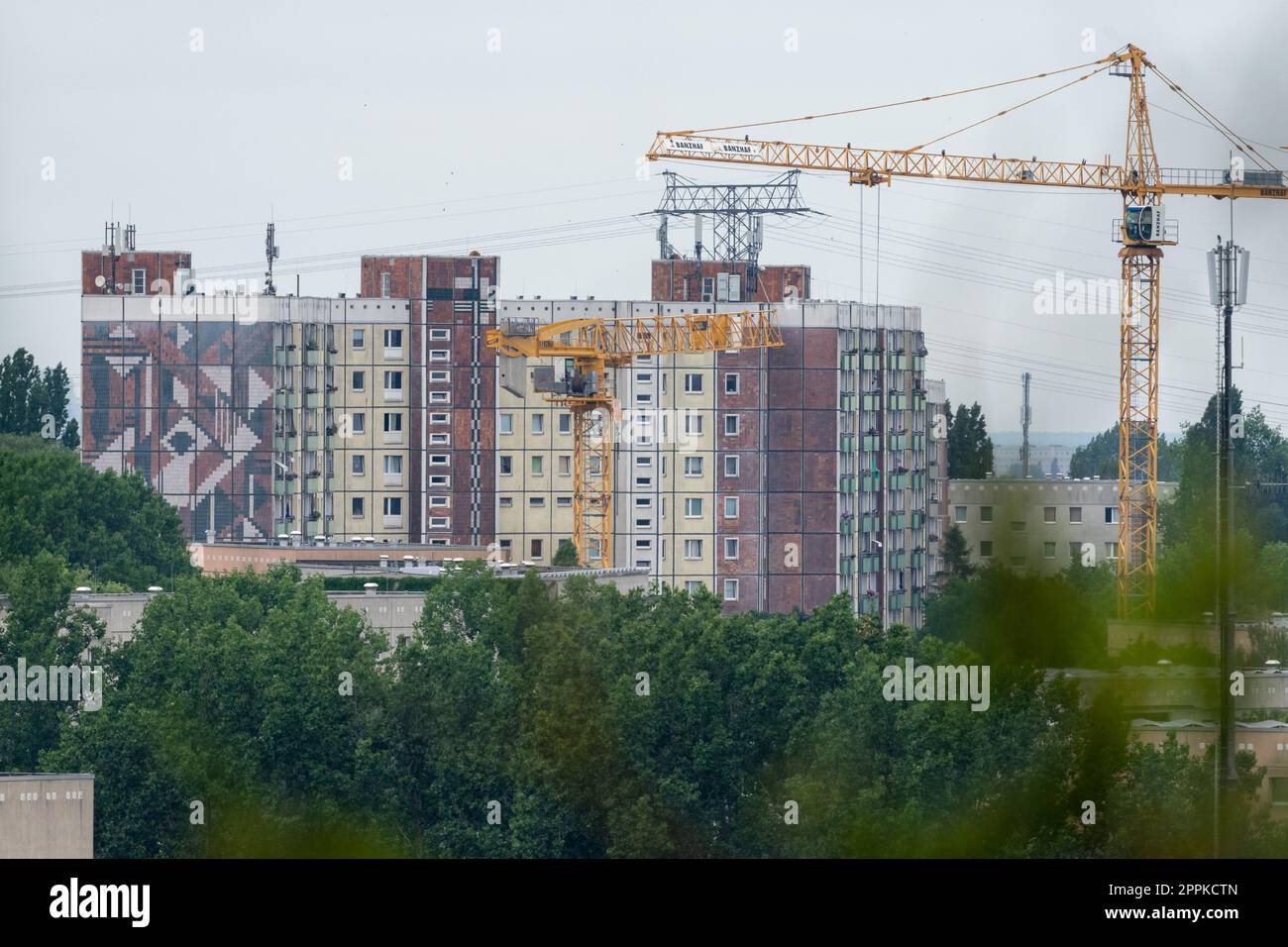 BERLINO, GERMANIA - 30 GIUGNO 2022: Costruzione di nuove case. Marzahn-Hellersdorf distretto. Foto Stock
