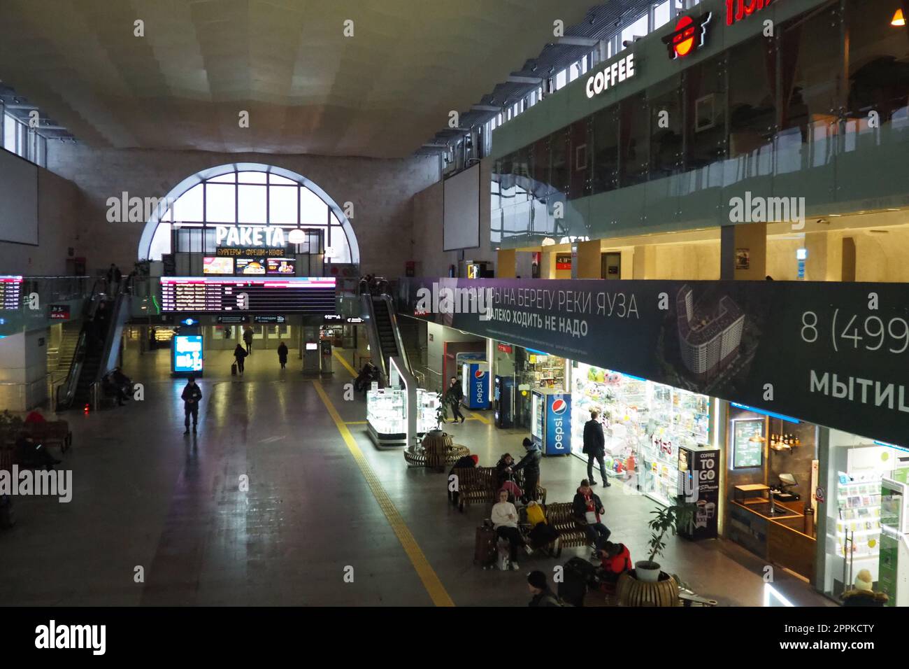 Mosca, Russia 20.01.2023 Stazione ferroviaria di Leningradsky. Terminal passeggeri della stazione ferroviaria Mosca-passeggeri in Piazza Komsomolskaya. Negozi Foto Stock