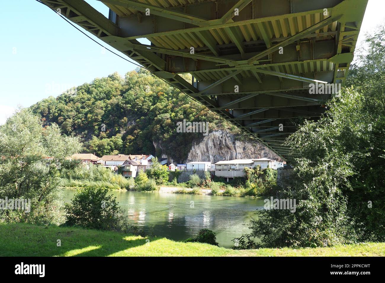 Zvornik, Bosnia ed Erzegovina, Mali Zvornik, Serbia, settembre 29 2022 fiume Drina. Ponte di metallo sul Drina. Punto di frontiera. Veduta delle coste della Serbia e della Bosnia-Erzegovina. Il flusso d'acqua, le case residenziali. Foto Stock