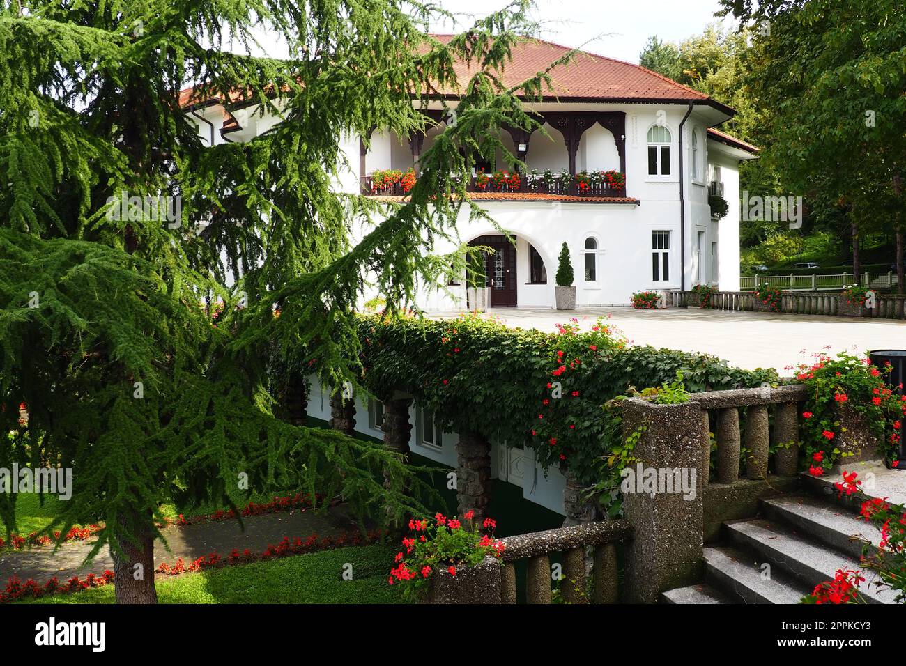 Banja Koviljaca, Serbia, Guchevo, Loznica, settembre 30 2022 Centro di riabilitazione con acque minerali di zolfo e ferro. Villa Herzegovina. Edificio rinnovato in stile turco. Ospedale di riabilitazione. Foto Stock