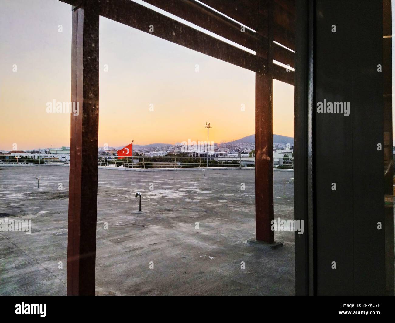 Istanbul Turchia, Aeroporto Sabiha Gokcen Uluslararasi Havalimani 04.08.2022 vista dalla finestra sulla città di Istanbul attraverso il vetro. Bandiera turca, idranti o ventilazione. Tramonto sulle montagne. Foto Stock