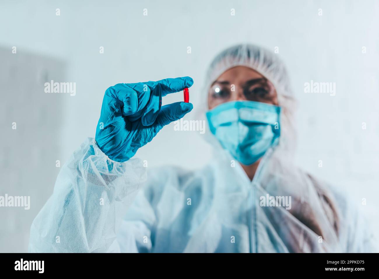 Il medico di laboratorio analizza i campioni per la ricerca scientifica Foto Stock