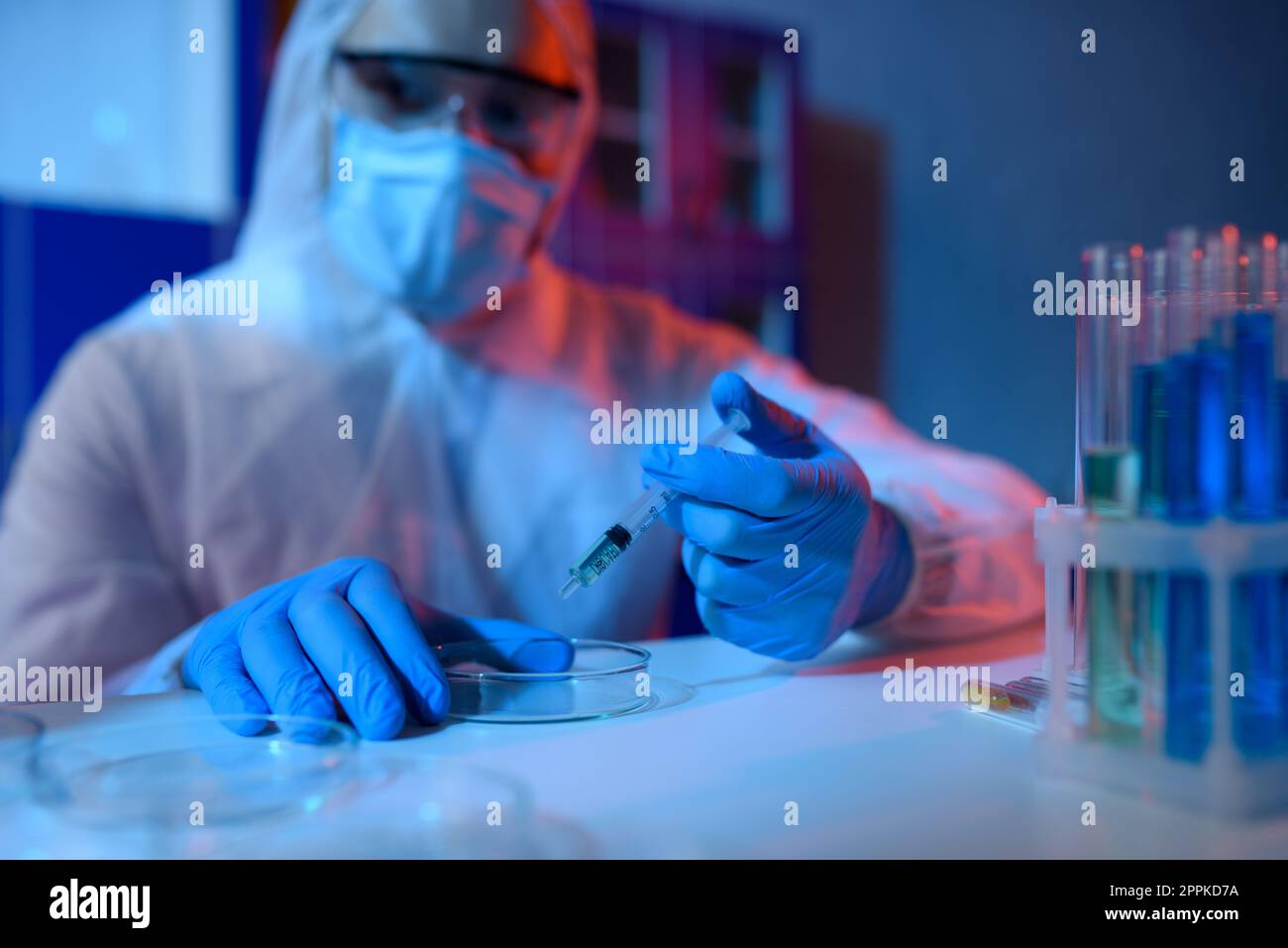 Il medico di laboratorio analizza i campioni per la ricerca scientifica Foto Stock