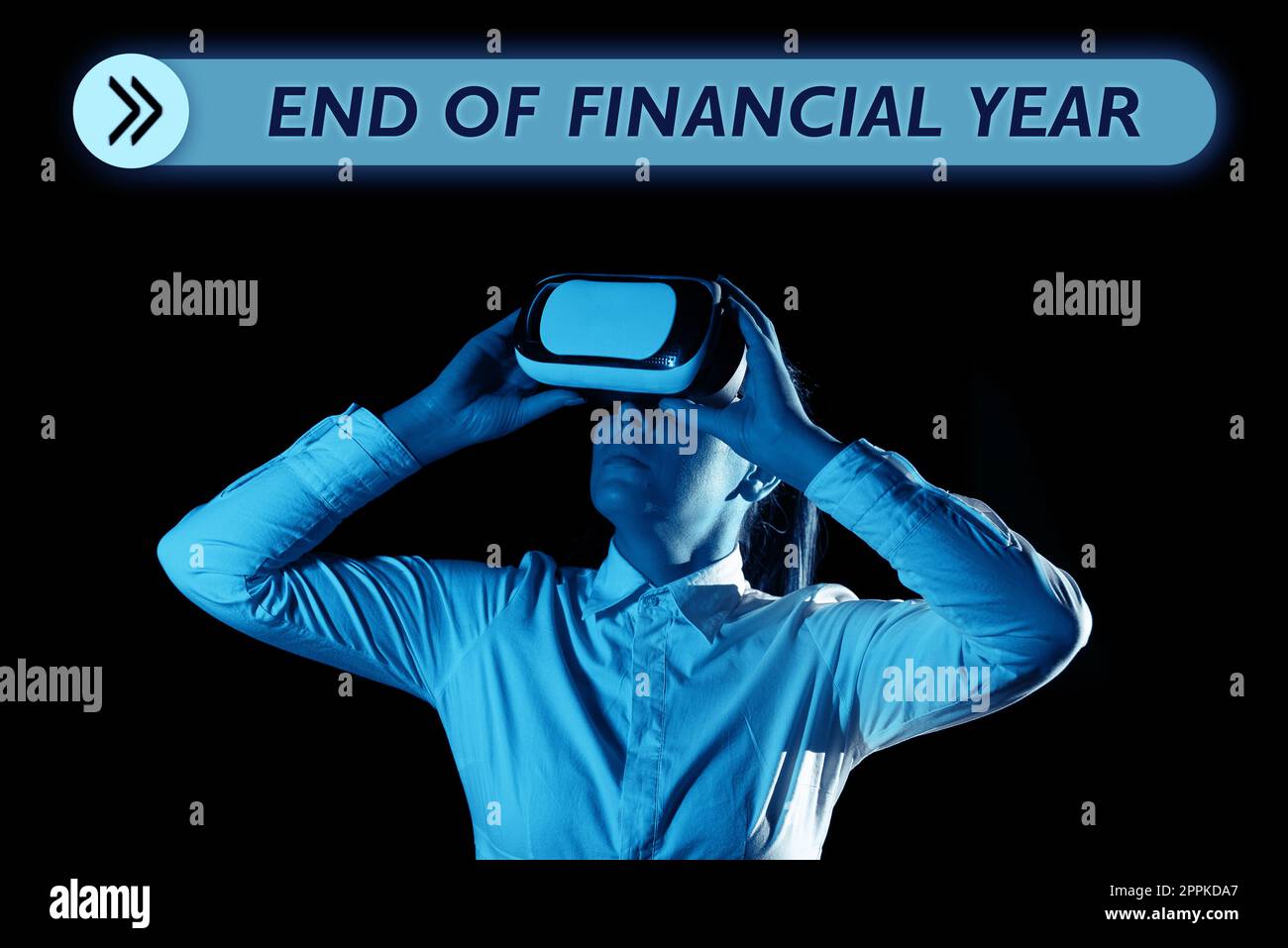 Firma scritta a mano fine anno finanziario. Internet Concept rivedere e modificare i fogli contabili dell'anno precedente Foto Stock