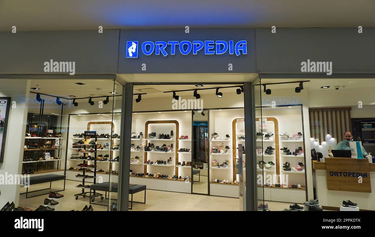 Istanbul, Turchia - 15 settembre 2022: Ortopedia - negozio di scarpe ortopediche Foto Stock