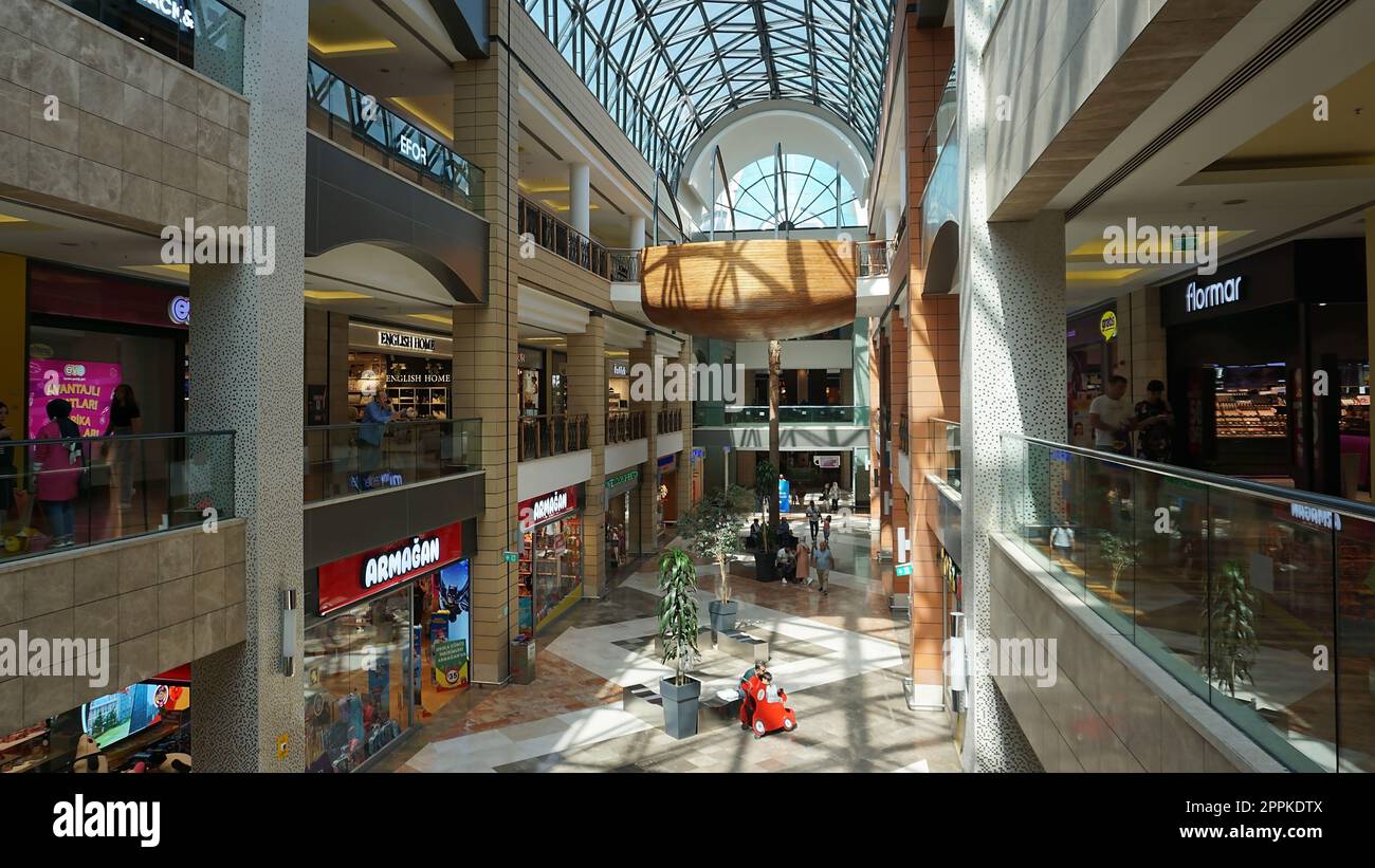 Istanbul, Turchia - 15 settembre 2022: Vista interna del Forum Istanbul Shopping Center. Foto Stock