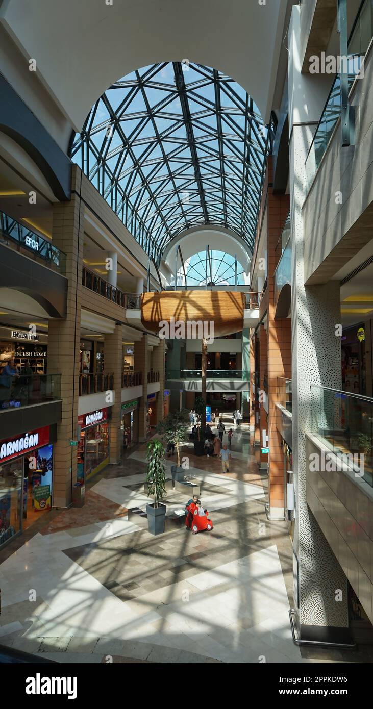 Istanbul, Turchia - 15 settembre 2022: Vista interna del Forum Istanbul Shopping Center. Foto Stock