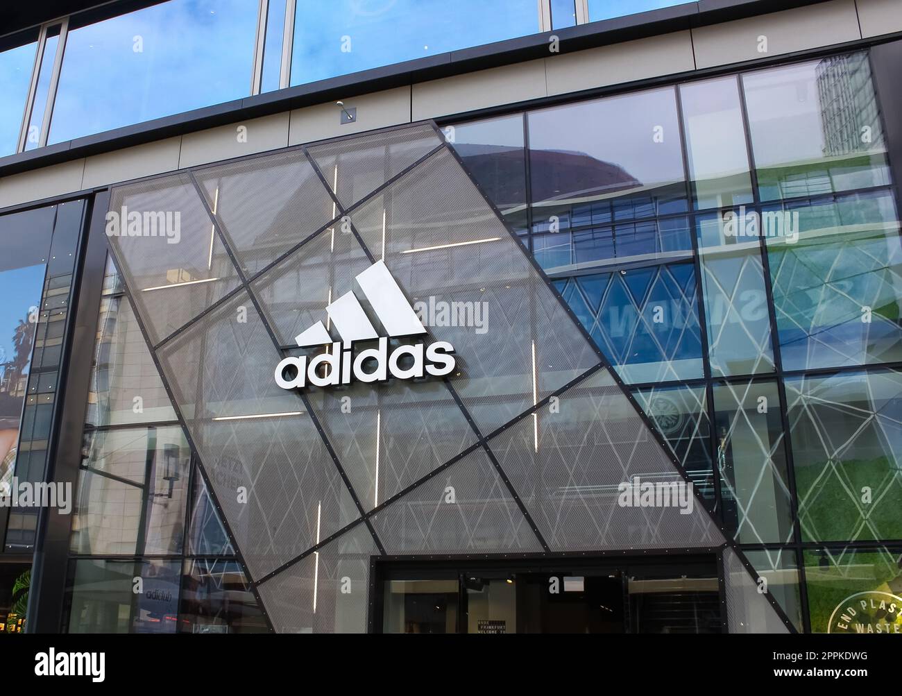 La facciata del negozio Adidas a Francoforte sul meno, Germania Foto Stock