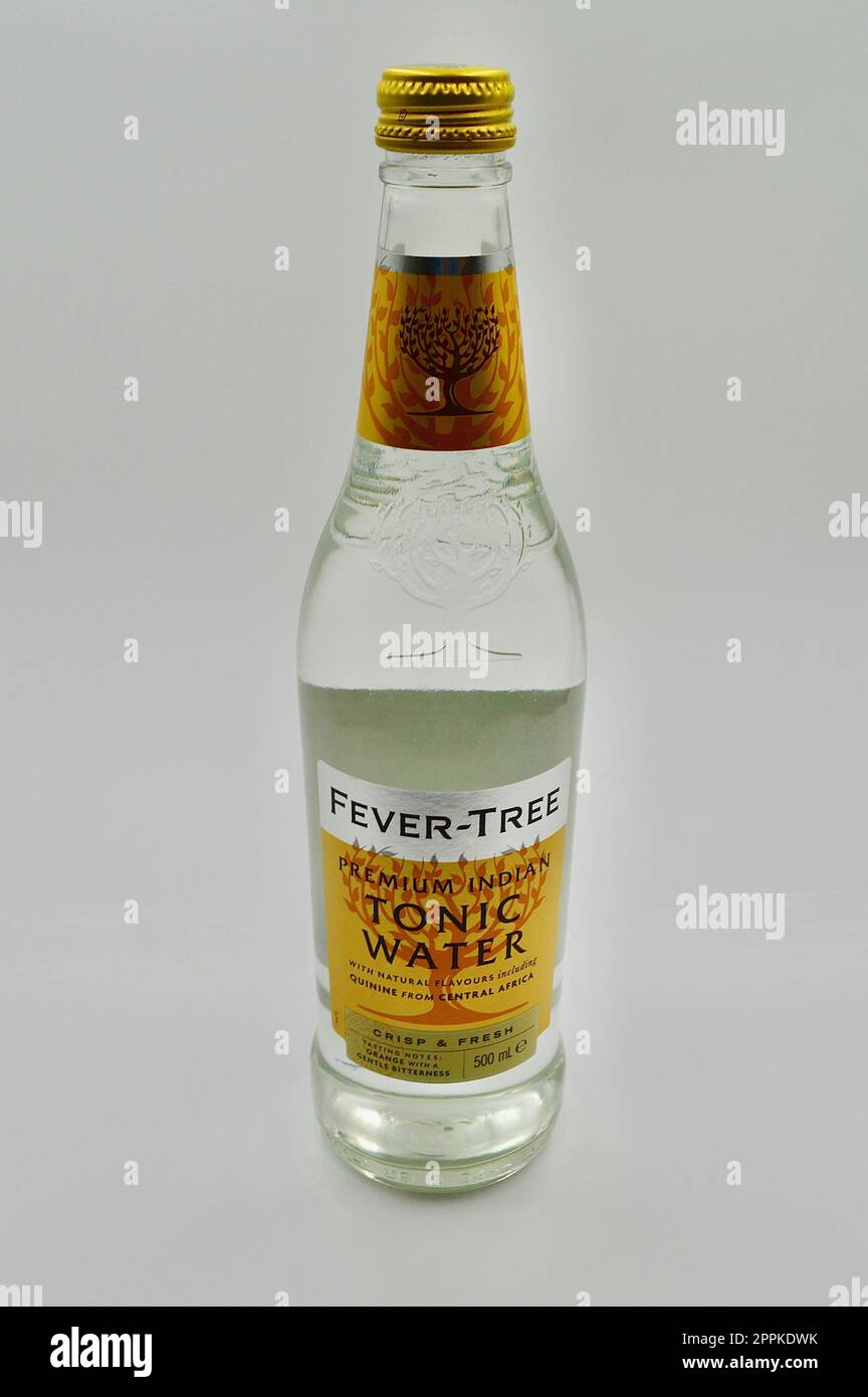 Una bottiglia di acqua tonica indiana Fever-Tree su sfondo bianco Foto Stock