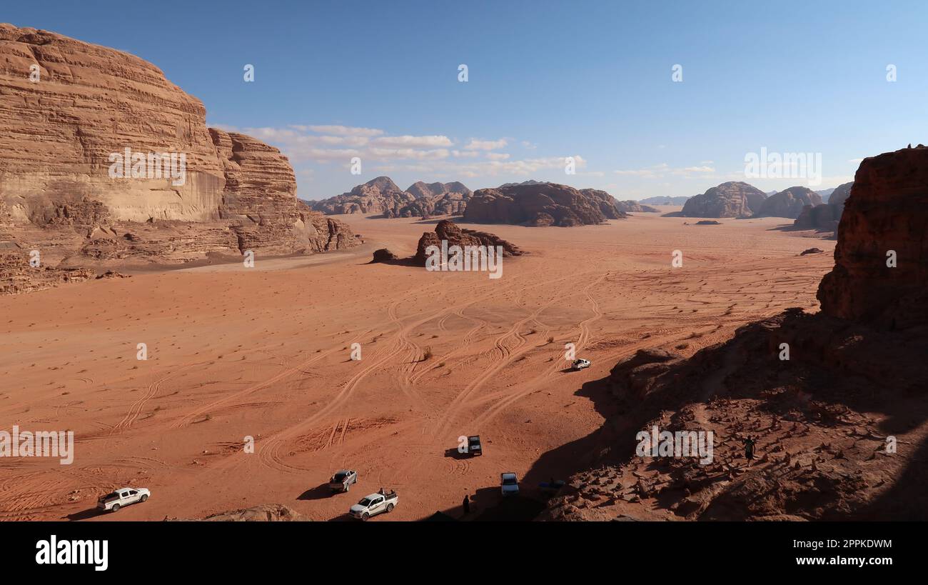 Girato da un punto panoramico nel deserto del Wadi Rum, in Giordania Foto Stock