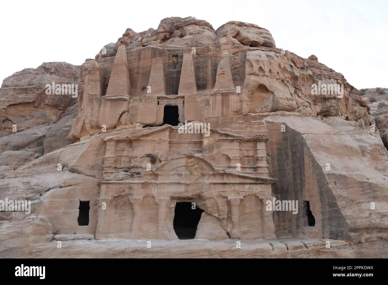 Facciata della tomba dell'Obelisco, Bab as Siq Triclinium, edificio dell'antica città nabatea di Petra, Giordania Foto Stock