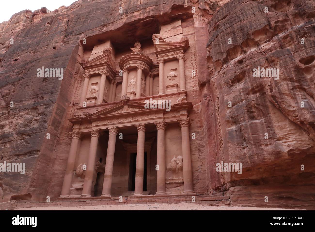 La spettacolare facciata del tesoro, al khazneh, Petra, Giordania Foto Stock