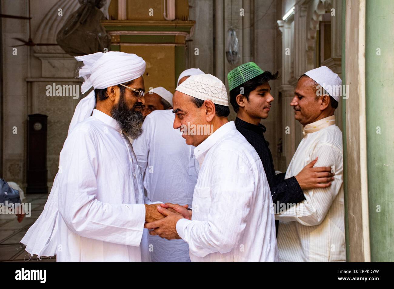 Kolkata, India. 22nd Apr, 2023. EID al-Fitr Naz e abbracciando il simbolo di amore, rispetto e amicizia a Nakhoda Masjid a Kolkata, India il 22 aprile 2023. (Foto di Swattik Jana/Pacific Press/Sipa USA) Credit: Sipa USA/Alamy Live News Foto Stock