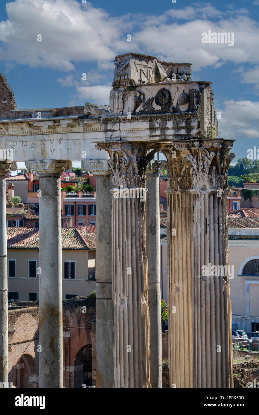 Foro Romano, vista del Tempio di Vespasiano e Tito e del Tempio di Saturno, Roma, Italia Foto Stock