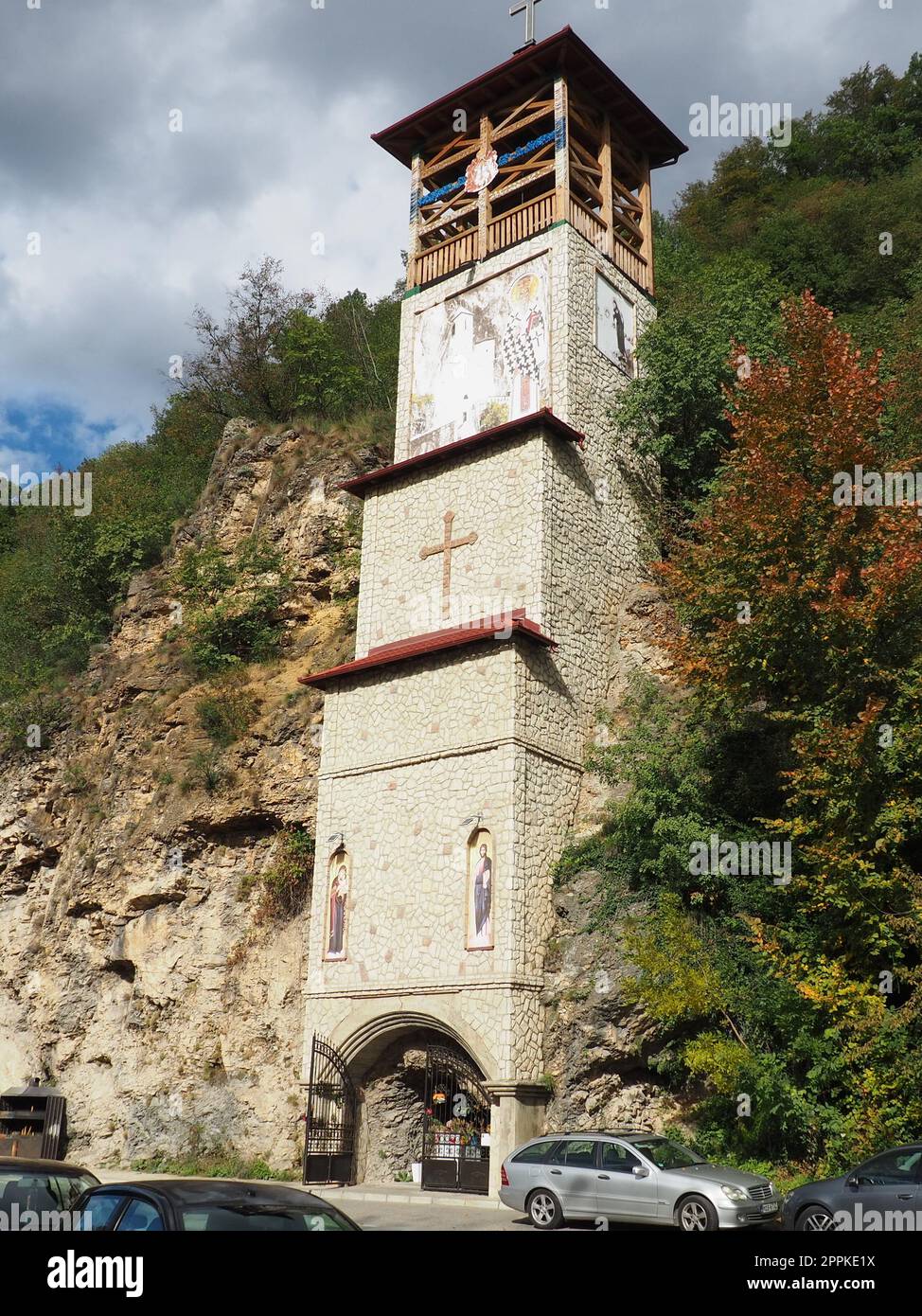 Mali Zvornik, Serbia, 29 settembre 2022 la Chiesa della Santa Croce, o Mali Ostrog, un luogo di culto nella roccia è stata scolpita in una grotta. Il tempio ha la forma di una croce, sepolta nel terreno. Foto Stock