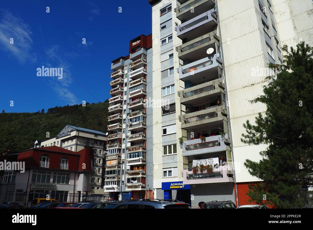 Zvornik, Bosnia ed Erzegovina, 1 ottobre 2022, l'argine e le strade della città di Zvornik lungo il fiume Drina, il confine con la Serbia. Edifici residenziali a più piani, automobili e persone. Foto Stock
