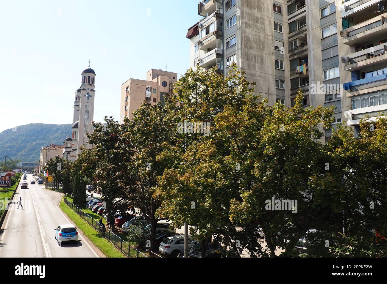 Zvornik, Bosnia ed Erzegovina, 1 ottobre 2022, l'argine e le strade della città di Zvornik lungo il fiume Drina, il confine con la Serbia. Edifici residenziali a più piani, automobili e persone. Foto Stock