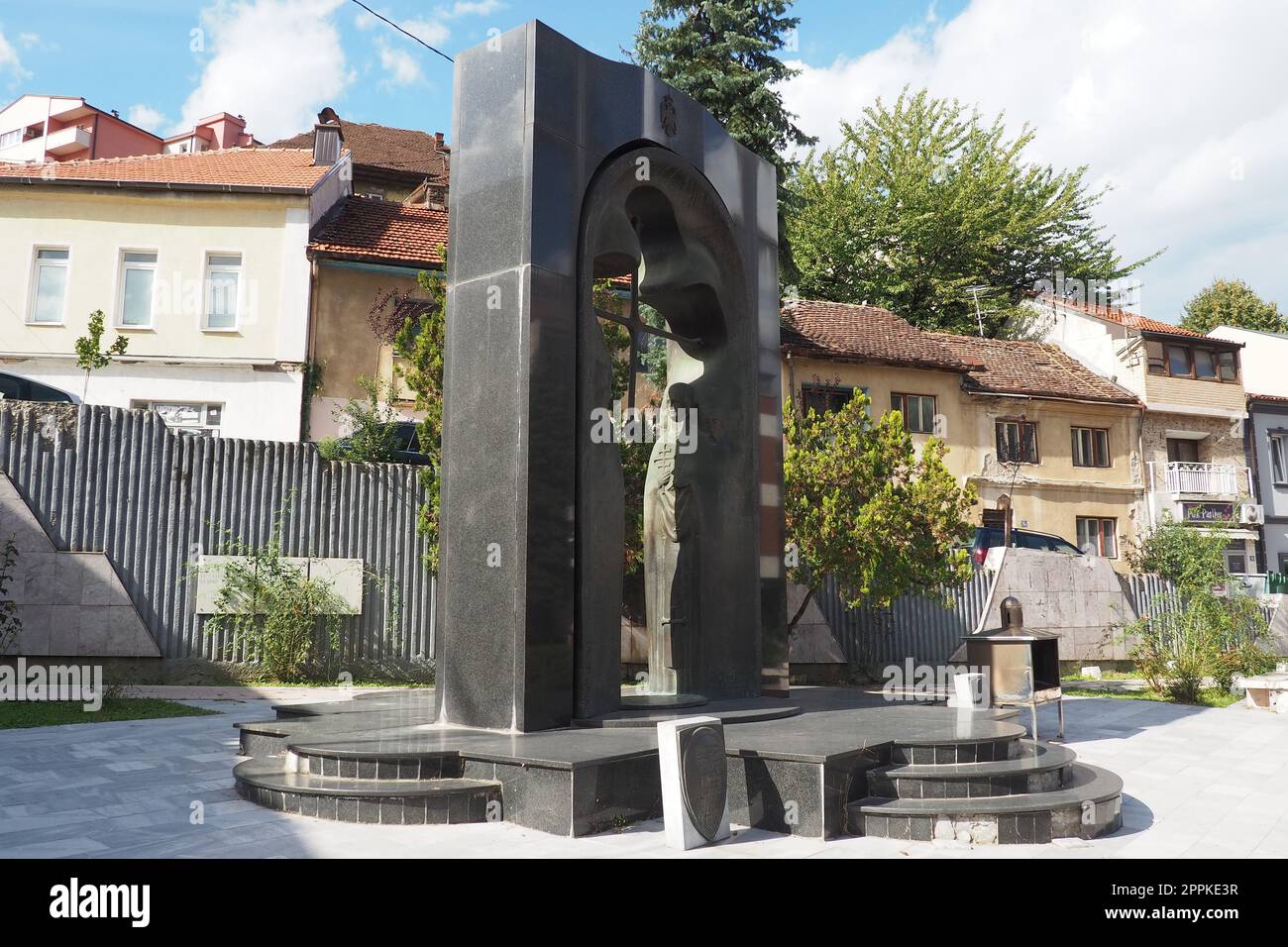 Zvornik, Bosnia ed Erzegovina, 1 ottobre 2022 Un memoriale. L'intero complesso monumentale di 40 soldati caduti, un monumento ai soldati caduti in 2 guerre di pace. Tomba dell'eroe nazionale. Foto Stock