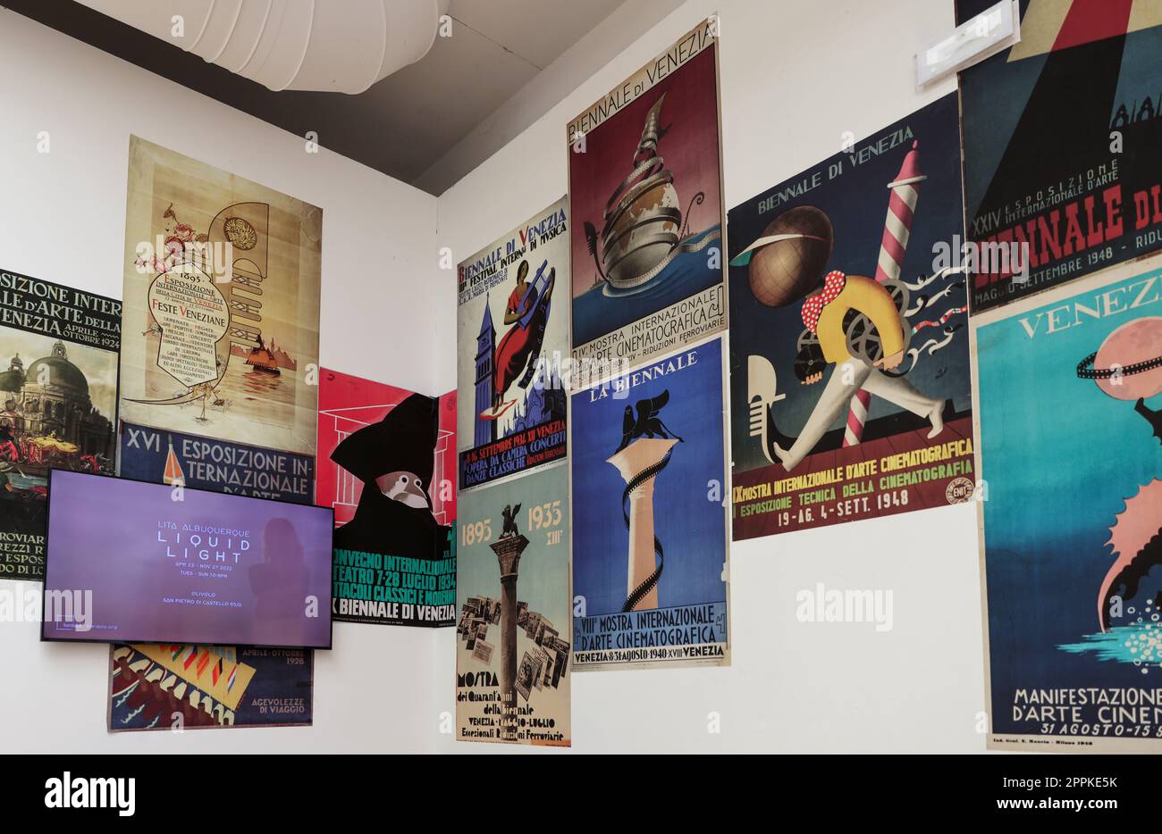 Vecchi manifesti che pubblicizzano la Biennale di Venezia presentati nel padiglione centrale di Giardini Foto Stock