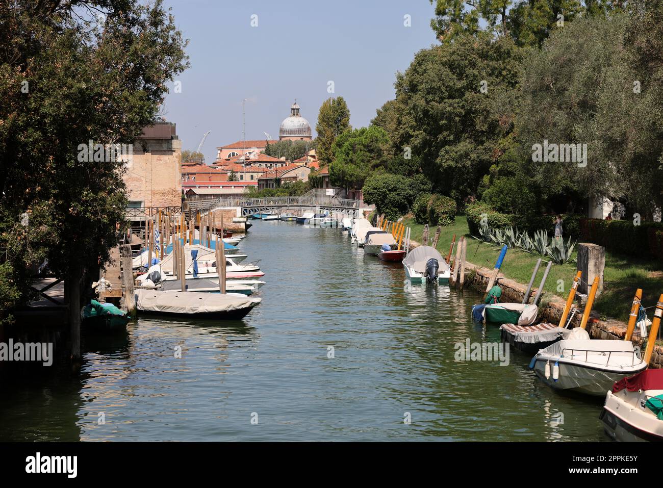 Un tipico canale veneziano situato nel giardino Giardnini di Venezia Foto Stock