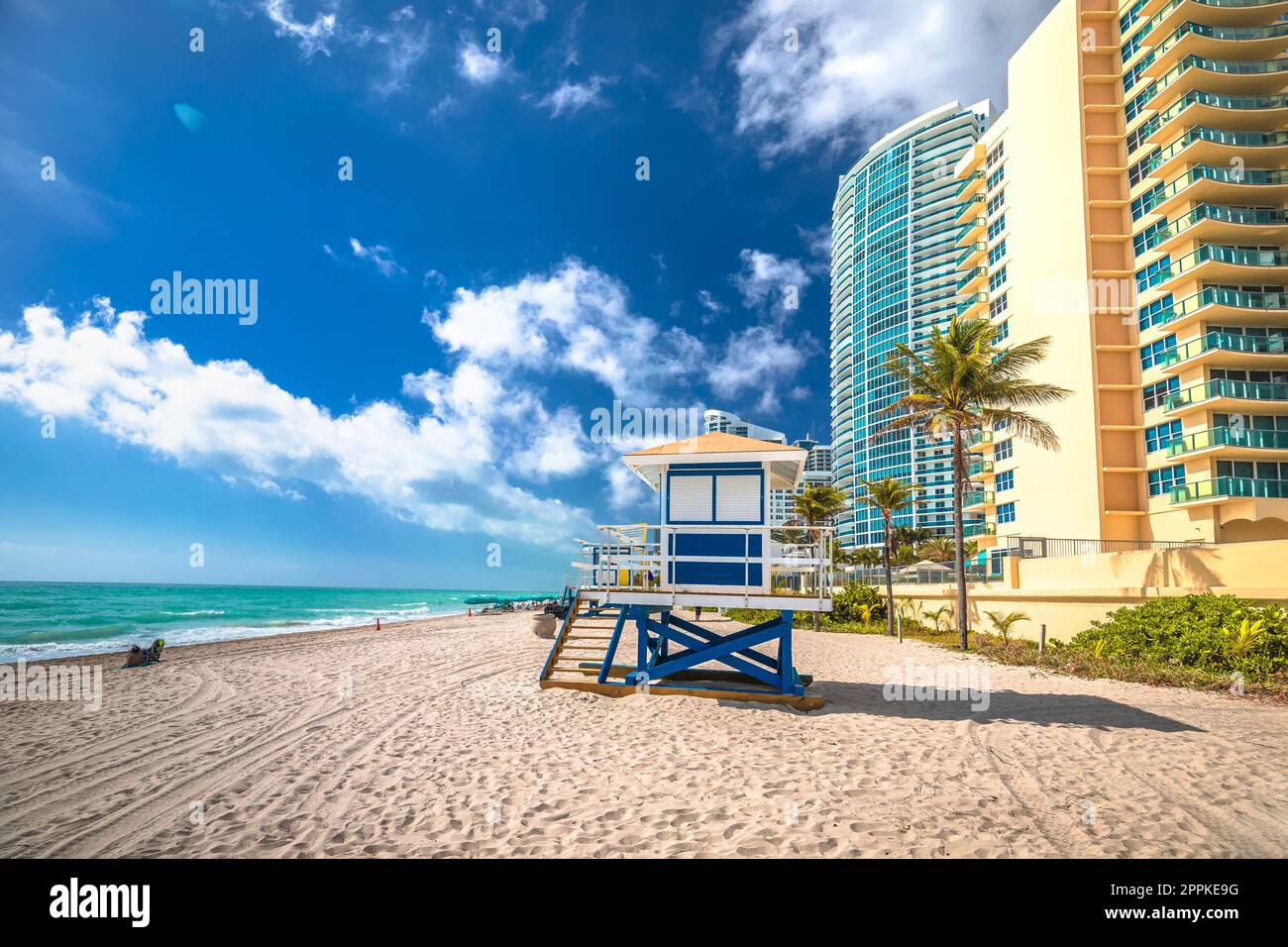 Spiaggia di sabbia turchese sull'oceano e vista sul lungomare di Hollywood, Florida Foto Stock