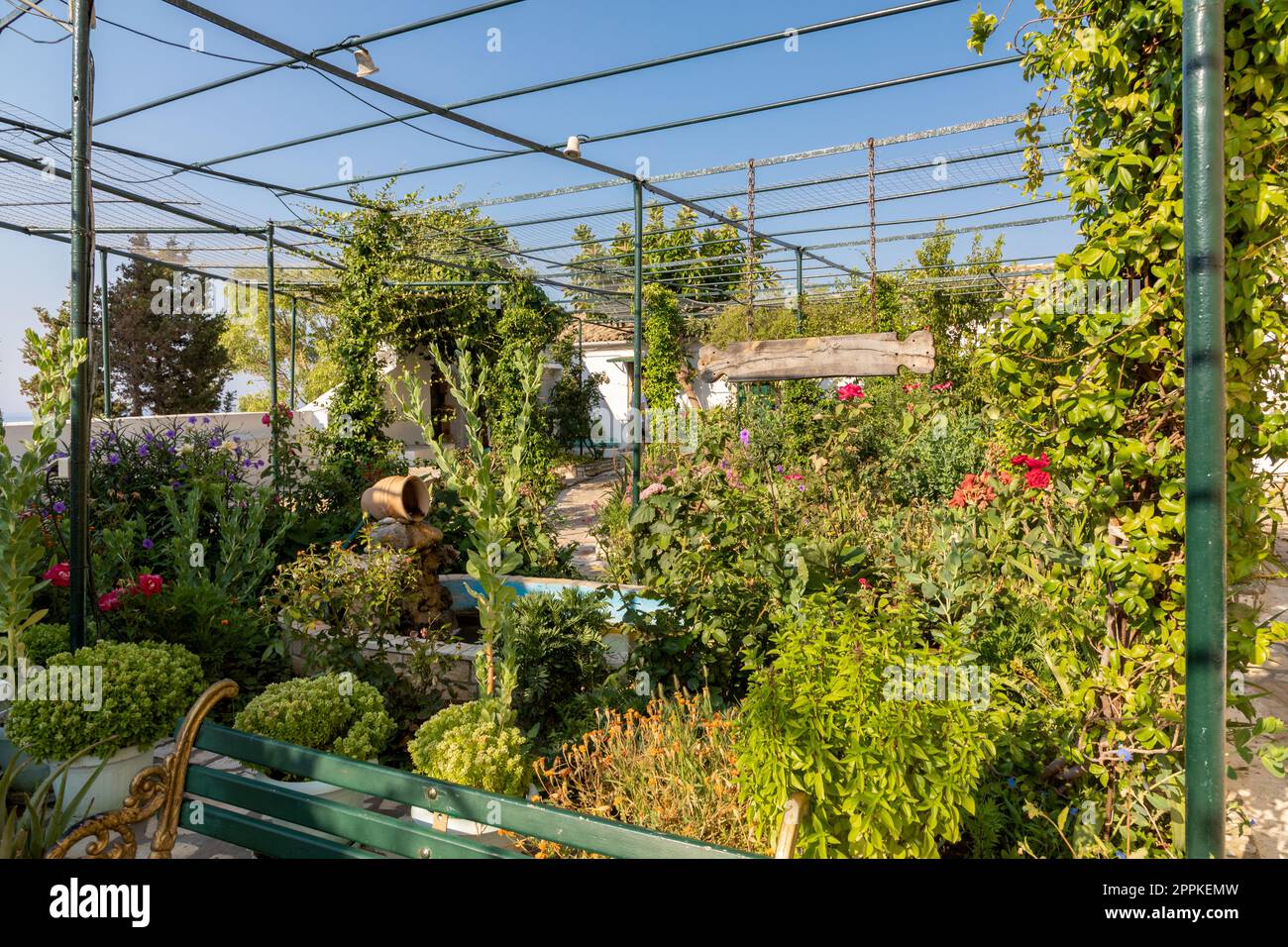 Giardino nel monastero di Paleokastritsa sull'isola di Corfù, Grecia Foto Stock